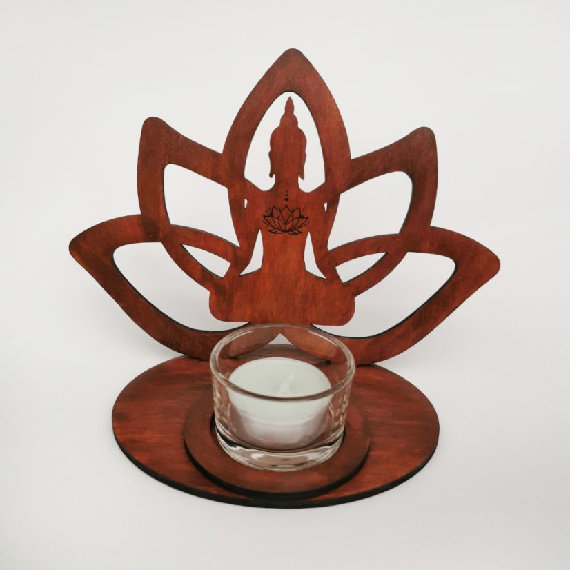 Drevený svietnik v tvare lotosového kvetu so sediacou ženou, ručne maľovaný tmavohnedou lazúrou.