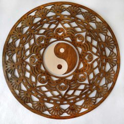 Drevená mandala na stenu, ručne maľovaná s tmavohnedou lazúrou so symbolom Jing Jang.