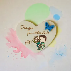 Drevená magnetka v tvare srdca s poďakovaním a venovaním učiteľke, maľovaný malý chlapček a motýlik.