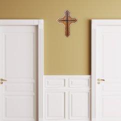 Drevený krížik - ukážka na stene v interiéri.