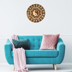 Drevená mandala na stenu so symbolom Jing Jang - ukážka na stene.