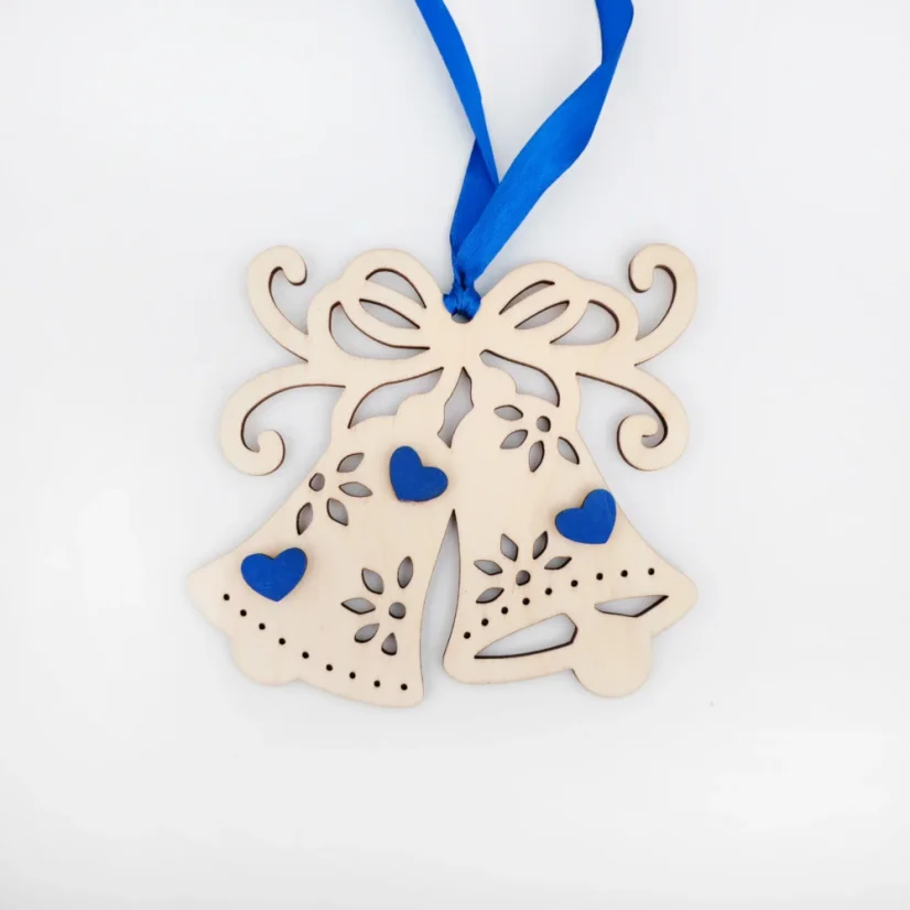 Drevená vianočná ozdoba v tvare zvončeka s modrými srdiečkami a stuhou.