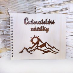 Drevený album s hnedým výrezom hôr, slnka a nápisom "Cestovateľské zážitky".