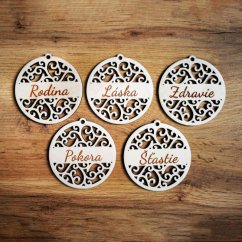 Sada drevených vianočných ozdôb s elegantným ornamentovým vzorom a s nápismi láska, rodina, zdravie, šťastie a pokora.