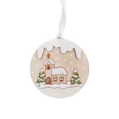 Drevená ozdoba na stromček s gravírovaným a ručne maľovaným zasneženým kostolíkom a ihličnatými stromami.