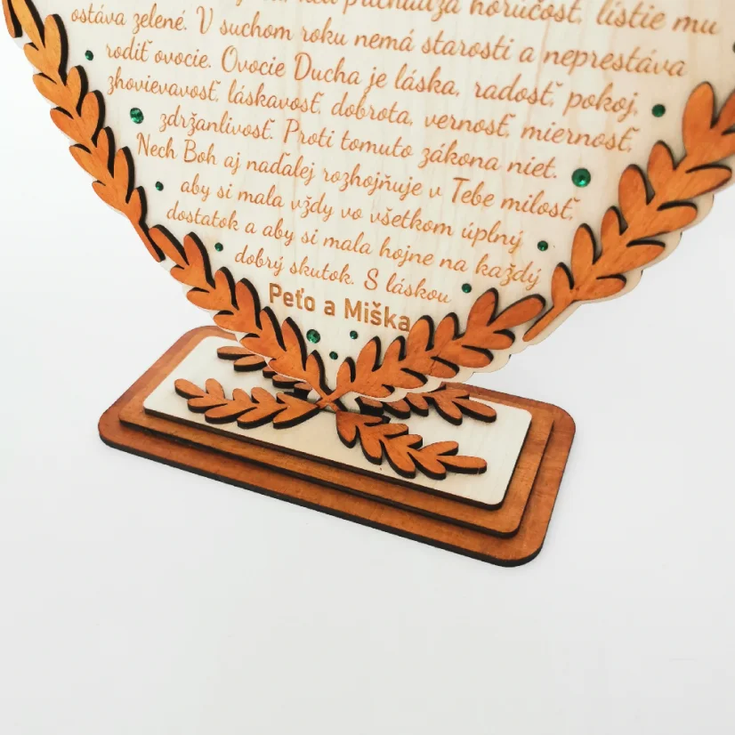 Detail na maľovanú drevenú podstavu.