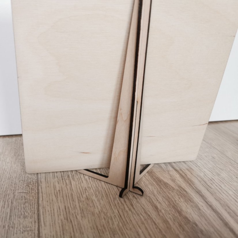 Detail dreveného stojanu.