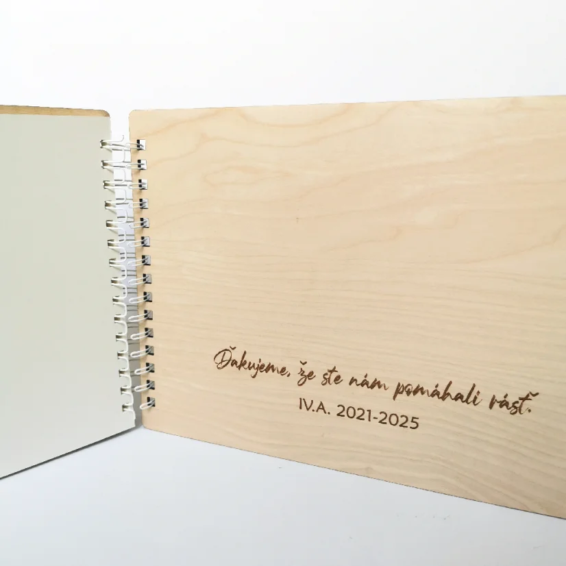 Zadná vnútorná strana albumu s vlastným gravírovaným textom.