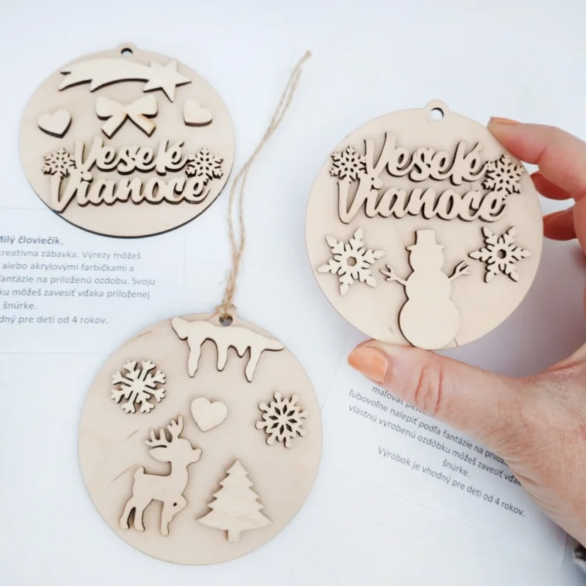 Drevené výrezy potrebné na výrobu troch kusov vlastných ozdôb.