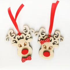 Drevené ozdoby na stromček vianočné soby s čevenými mašľami.