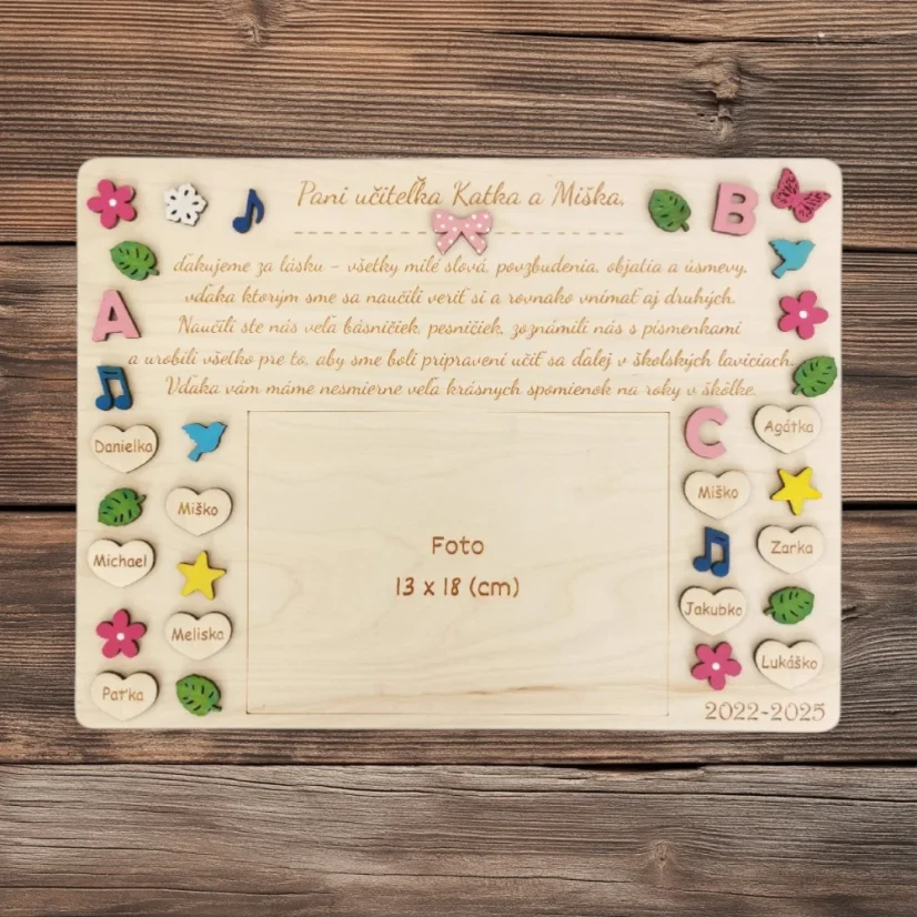 Drevená tabuľka s menami detí, gravírovaným textom, maľovanými výrezmi, v strede voľná plocha na fotku vo veľkosti 13x18cm..