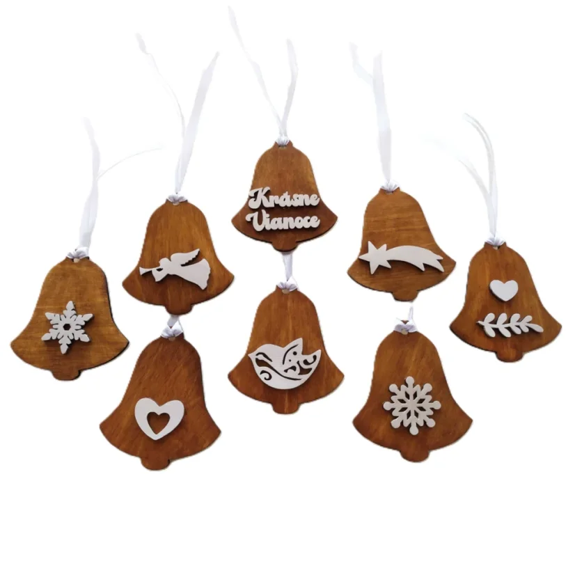 Osem kusov drevených ozdôb v tvare zvončekov, maľované hnedou lazúrou, minimalisticky ozdobené bielym výrezom a bielo stuhou.
