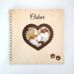 Drevený personalizovaný album s veľkým výrezom v tvare srdca s hnedým orámovaním, nad srdcom je gravírované meno alebo venovanie.