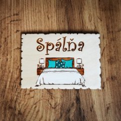 Drevená tabuľka na dvere s nápisom "Spálňa", s gravírovanou a ručne maľovanou manželskou posteľou.