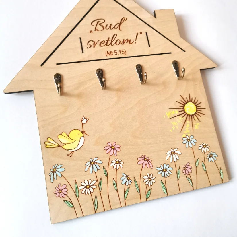 Drevený vešiak na kľúče v tvare domčeku s vlastným textom.