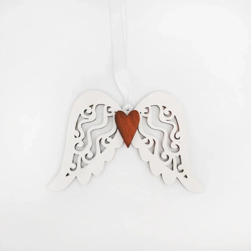 Biele drevené anjelské krídla s hnedým srdiečkom.
