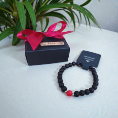 Pánsky čierny náramok s červenou korálkou v strede.