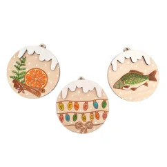 Sada 3 drevených ručne maľovaných ozdôb so symbolmi Vianoc - pomaranč, škorica, ihličie na jednej, na druhej tradičné farebné svetielka s nápisom Veselé Vianoce, na tretej kapor. Sada 3 drevených ručne maľovaných ozdôb so symbolmi Vianoc - pomaranč, škorica, ihličie na jednej, na druhej tradičné farebné svetielka s nápisom Veselé Vianoce, na tretej kapor.