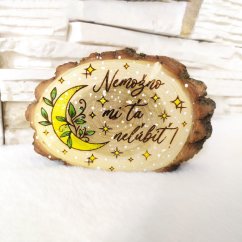 Stojaci krúžok z agátu s gravírovaným textom "Nemožno mi Ťa neľúbiť!", s maľovaným mesiacom a hviezdami.