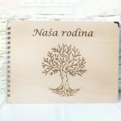 Drevený album s gravírovaným stromom a nápisom "Naša rodina".