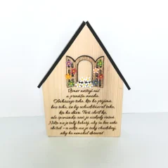 Drevený domček s gravírovaným motivačným citátom "Úsmev nestojí nič a prináša mnoho, obohacuje toho kto ho prijíma bez toho, že by ochudobňoval toho, kto ho dáva...".