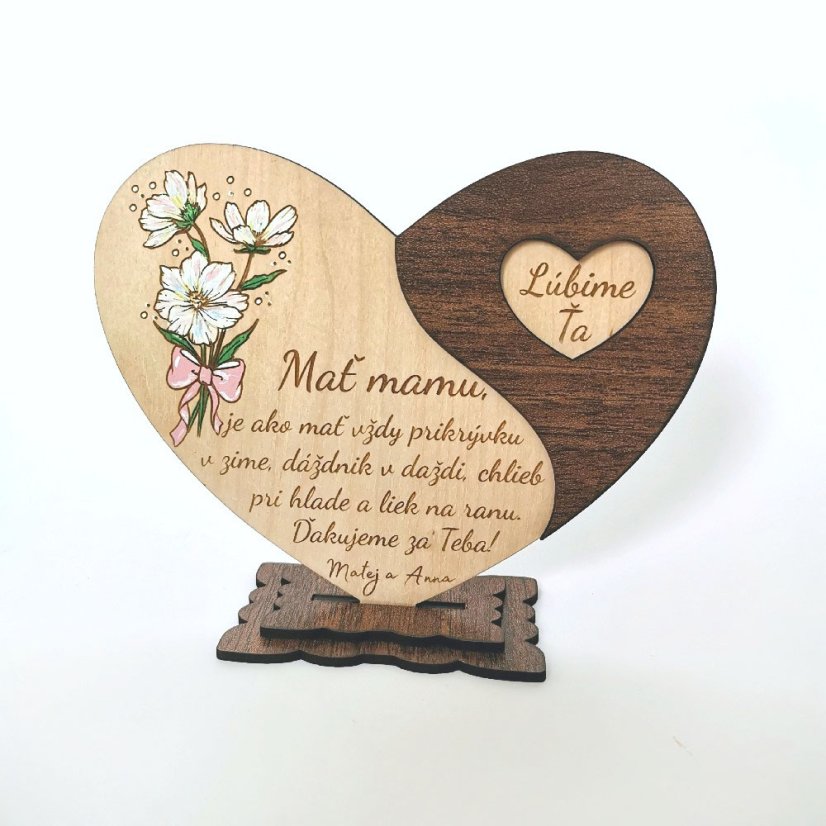Drevené srdce v podstave, dekorované z časti hnedým HDF materiálom, maľovanou kyticou kvetov a gravírovaným vlastným textom a venovaním.