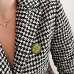 Drevená brošňa zelená s listami