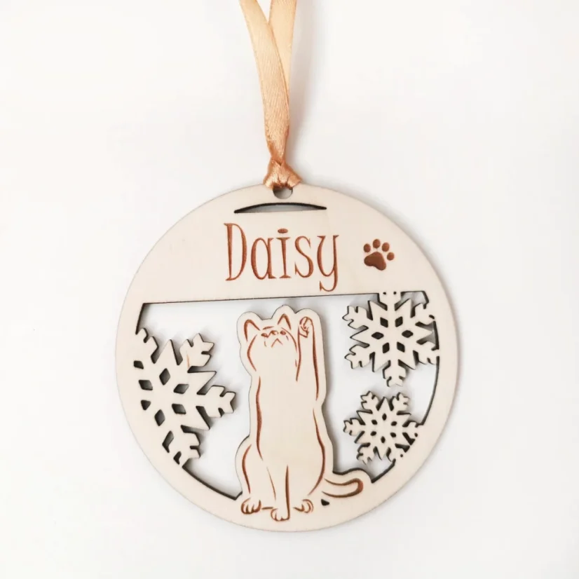 Drevená ozdoba na stromček s vyrezávanými vločkami, gravírovanou mačkou a jej menom.