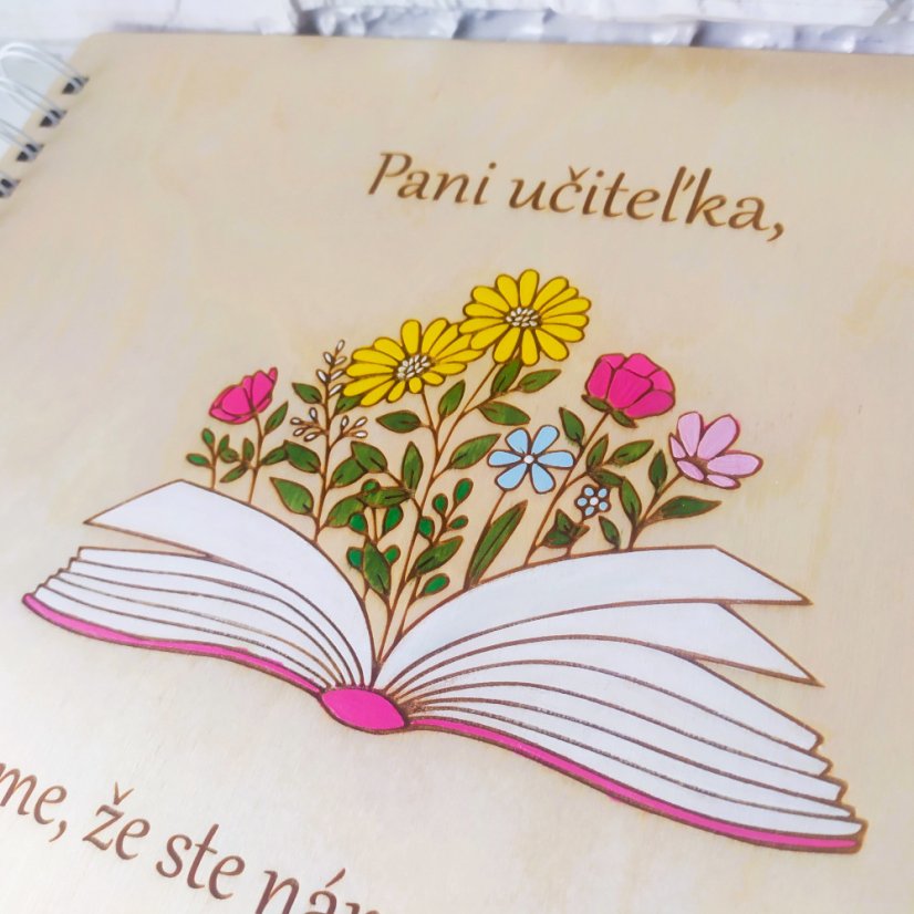 Detail prednej strany dreveného albumu.