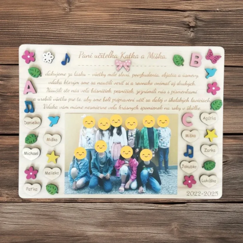 Drevená tabuľka s menami detí, gravírovaným textom, maľovanými výrezmi, v strede voľná plocha na fotku vo veľkosti 13x18cm..