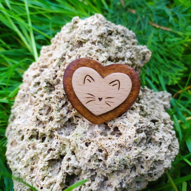 Drevená brošňa s mačkou