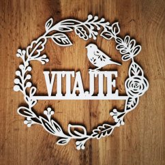 Celoročný veniec na dvere s nápisom "Vitajte" s vyrezávanými motívmi prírody, halúzky, lístky, vtáčik, v bielej farbe.