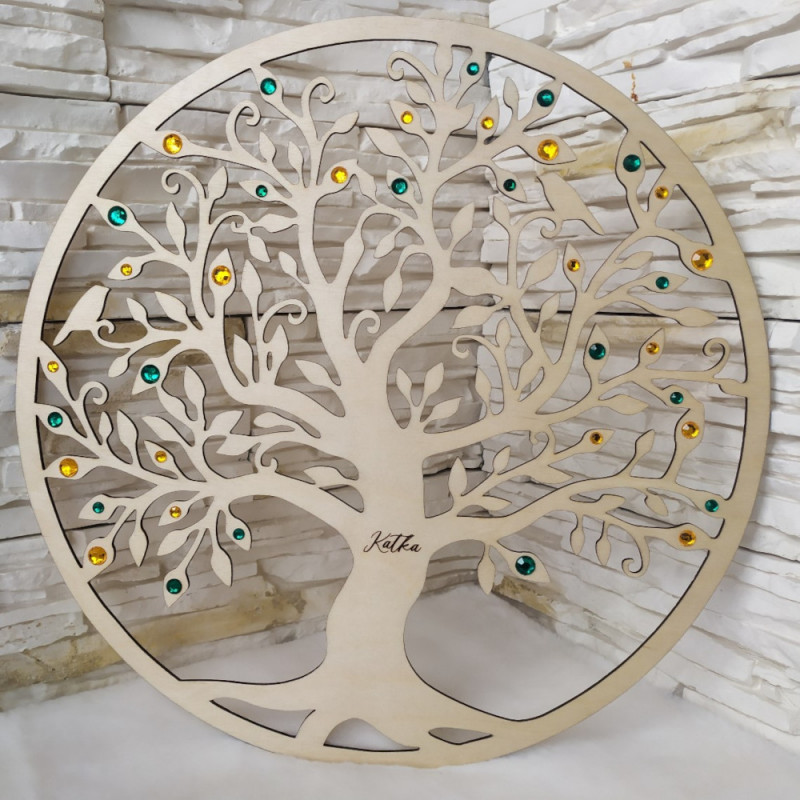 Drevený personalizovaný strom na stenu so smaragdovo zelenými a zlato žltými kamienkami.