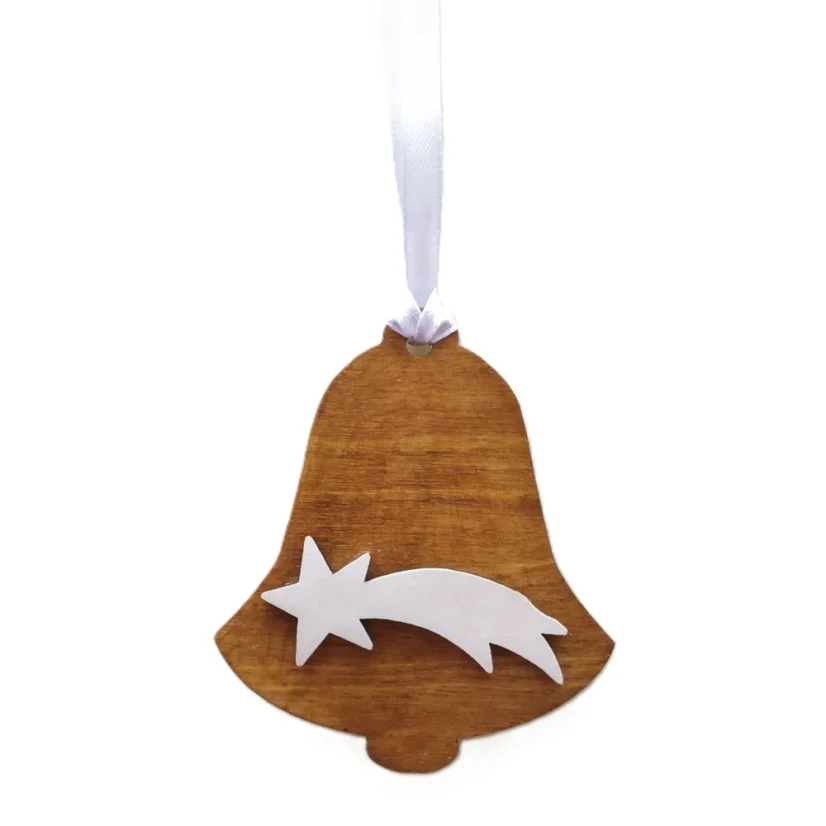 Hnedá drevená ozdoba v tvare zvončeka s bielym výrezom padajúcej hviezdy a s bielou stuhou.