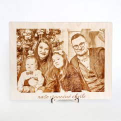 Fotka gravírovaná na dreve s vlastným vygravírovaným textom uložená v drevenom stojane.