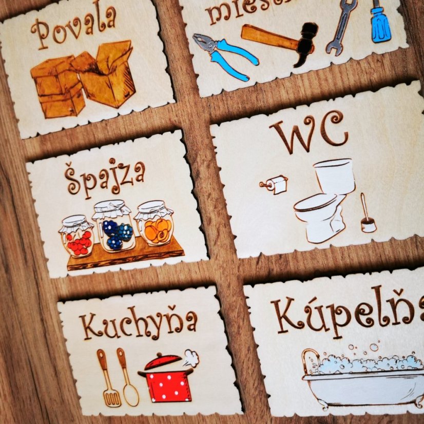 Detail viacerých drevených tabuliek na dvere pre ostatné miestnosti.