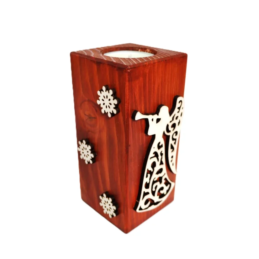 Drevený svietnik na jednu čajovú sviečku v gaštanovej lazúre zdobený po obvode bielymi výrezmi anjela a vločiek.