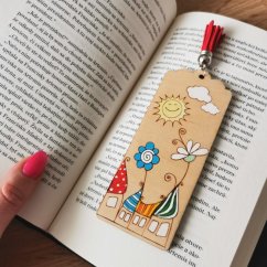 Drevená maľovaná záložka do knihy s domčekmi, kvetinkami, slnkom a oblakmi, so strapcom vo farbe podľa výberu.