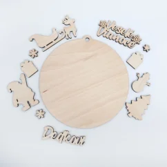 Rozložené drevené výrezy potrebné na výrobu veľkej vianočnej ozdoby spolu s textovým výrezom. Rozložené drevené výrezy potrebné na výrobu veľkej vianočnej ozdoby spolu s textovým výrezom.