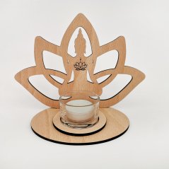 Drevený svietnik v tvare lotosového kvetu so sediacou ženou z bukového materiálu, prírodný odtieň.