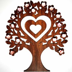 Drevený strom lásky s jemnými kvietkami na stenu.