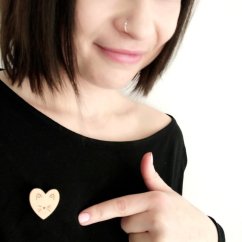 Drevená brošňa s mačkou menšia