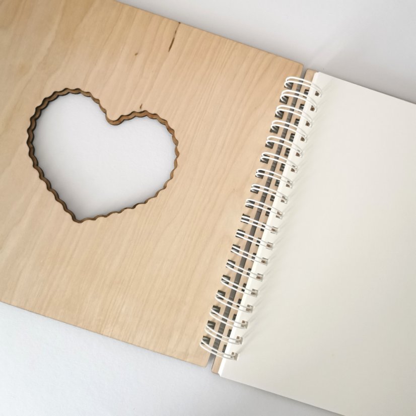 Detail prednej vnútornej strany dreveného albumu.