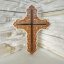 Drevený kríž s tromi odtieňmi (hnedá, medená, prírodná) s elegantným ornamentovým vzorom.