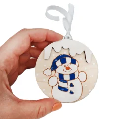 Drevená ozdoba na stromček s maľovaným snehuliakom, s bielou stuhou. Drevená ozdoba na stromček s maľovaným snehuliakom, s bielou stuhou.