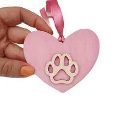 Drevená ružová ozdoba v tvare srdca s prírodným dreveným výrezom labky, stuha v ružovej farbe.