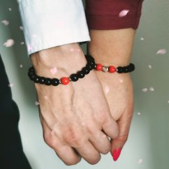 Dva partnerské náramky ukážka na rukách