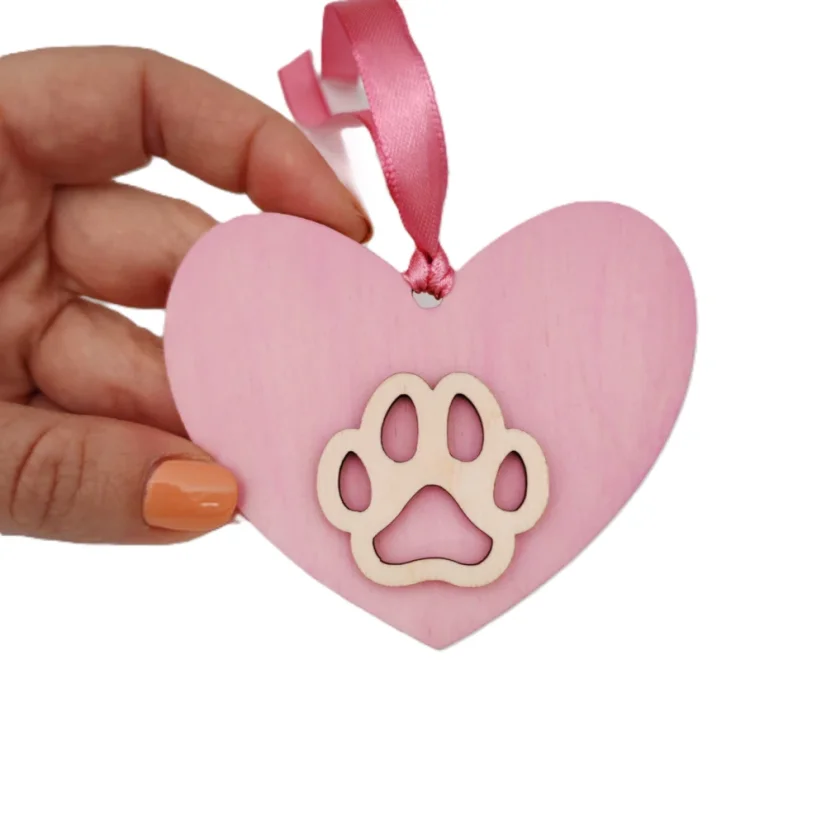 Drevená ružová ozdoba v tvare srdca s prírodným dreveným výrezom labky, stuha v ružovej farbe.