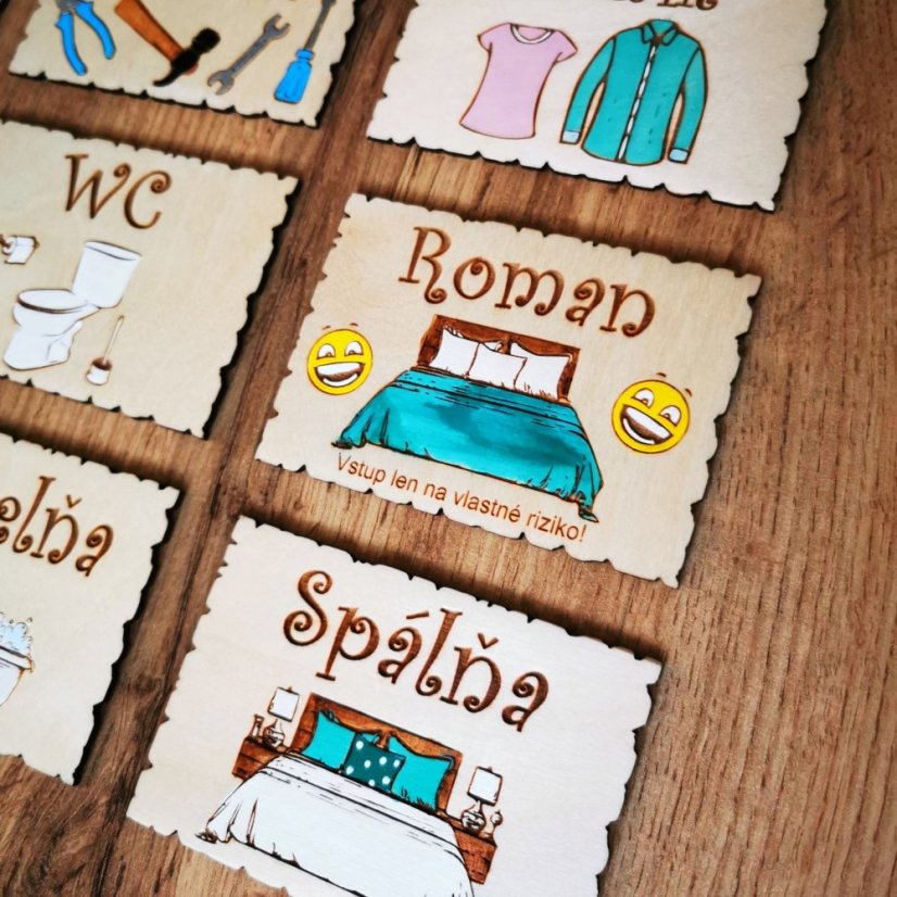 Detail viacerých drevených tabuliek na dvere pre ostatné miestnosti.