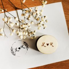 Svadobná pečiatka s iniciálami novomanželov